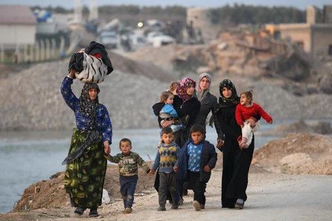 Người dân Syria sơ tán khỏi khu vực chiến sự ở tỉnh Idlib, tới một trại tị nạn ở thị trấn Afrin, giáp giới Thổ Nhĩ Kỳ ngày 19/2 vừa qua. (Ảnh: AFP/TTXVN)