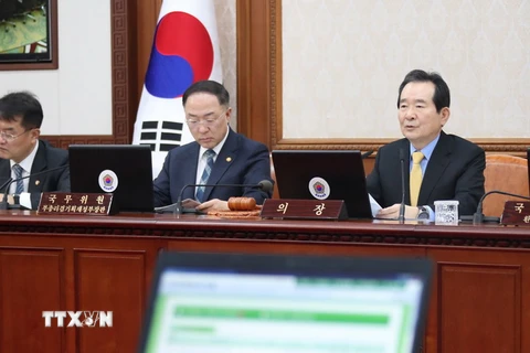 Thủ tướng Hàn Quốc Chung Sye-kyun - bên phải. (Ảnh: Yonhap/TTXVN)