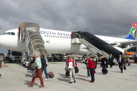 Hành khách xuống máy bay tại sân bay Cape Town, Nam Phi. (Ảnh: Phi Hùng/TTXVN)