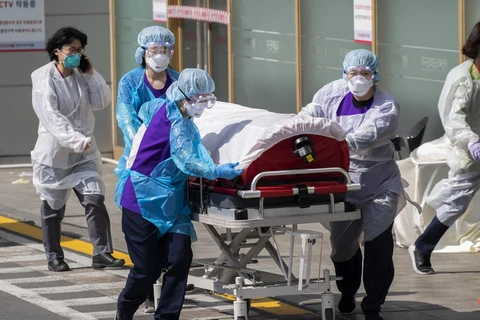 Nhân viên y tế chuyển bệnh nhân mắc COVID-19 tại một bệnh viện ở thành phố Daegu, Hàn Quốc ngày 4/3 vừa qua. (Ảnh: THX/TTXVN)