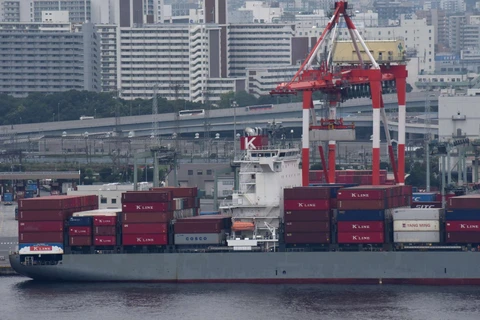 Tàu chở hàng hóa neo tại cảng ở Tokyo, Nhật Bản. (Ảnh: AFP/TTXVN)