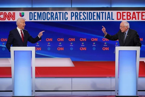 Cựu Phó Tổng thống Mỹ Joe Biden (trái) và Thượng Nghị sỹ tiểu bang Vermont Bernie Sanders tại cuộc tranh luận trực tiếp trong cuộc đua giành vé ứng viên Tổng thống của đảng Dân chủ ở Washington DC, ngày 15/3 vừa qua. (Ảnh: AFP/TTXVN)