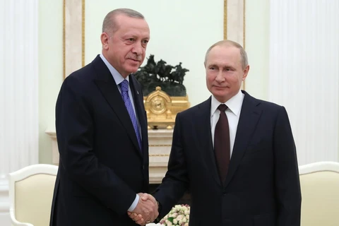 Tổng thống Nga Vladimir Putin (phải) và người đồng cấp Thổ Nhĩ Kỳ Recep Tayyip Erdogan (trái) tại cuộc gặp ở Moskva, Nga, ngày 5/3 vừa qua. (Ảnh: THX/TTXVN)