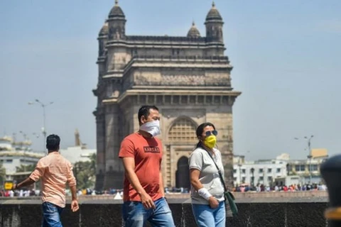 Khách du lịch đeo khẩu trang ở Mumbai. (Nguồn: telanganatoday.com)