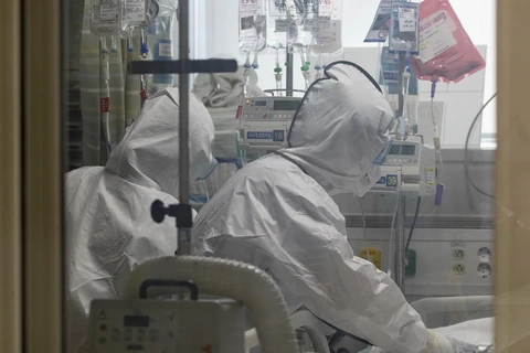 Nhân viên y tế chăm sóc bệnh nhân mắc COVID-19 tại một bệnh viện ở Daegu, Hàn Quốc ngày 18/3 vừa qua. (Ảnh: THX/TTXVN)
