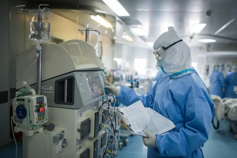 Nhân viên y tế làm việc tại bệnh viện ở Vũ Hán, tỉnh Hồ Bắc, Trung Quốc. (Ảnh: THX/TTXVN) 