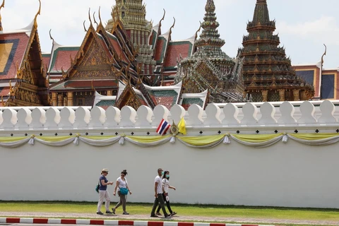 Du khách thăm quan bên ngoài Hoàng cung Thái Lan ở Bangkok ngày 8/3 vừa qua. (Ảnh: THX/TTXVN)