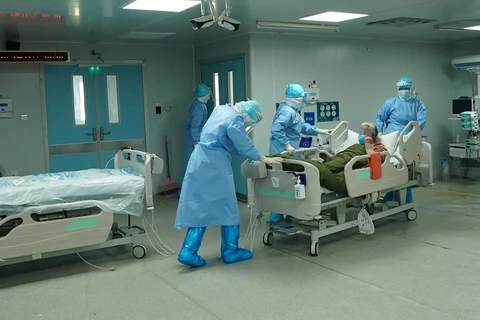 Nhân viên y tế điều trị cho bệnh nhân nhiễm COVID-19 tại bệnh viện ở Vũ Hán, tỉnh Hồ Bắc, Trung Quốc. (Ảnh: THX/TTXVN)