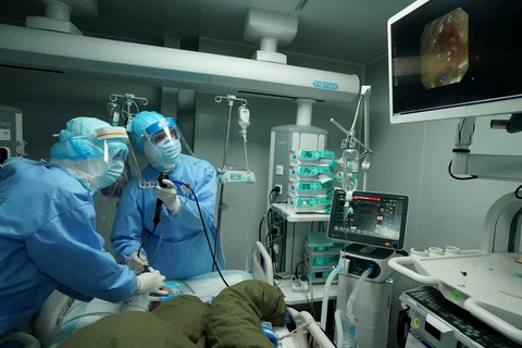 Nhân viên y tế điều trị cho bệnh nhân nhiễm COVID-19 tại bệnh viện ở Vũ Hán, tỉnh Hồ Bắc, Trung Quốc, ngày 17/3 vừa qua. (Ảnh: THX/TTXVN)