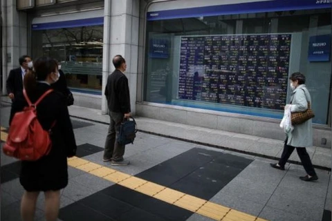 Bảng báo giá chứng khoán bên ngoài một công ty môi giới ở Tokyo, Nhật Bản, ngày 10/3 vừa qua. (Nguồn: Reuters)