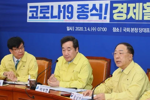 Bộ trưởng Tài chính Hàn Quốc Hong Nam-ki - bên phải. (Ảnh: Yonhap/TTXVN)