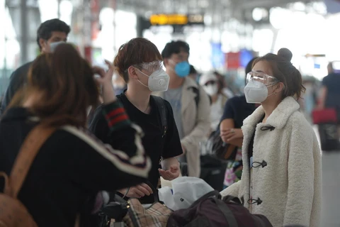 Hành khách đeo khẩu trang để phòng tránh lây nhiễm COVID-19 tại sân bay Suvarnabhumi ở Bangkok, Thái Lan. (Ảnh: THX/TTXVN)