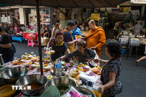 Người dân mua bán thực phẩm tại chợ ở Bangkok, Thái Lan. (Ảnh: AFP/TTXVN)