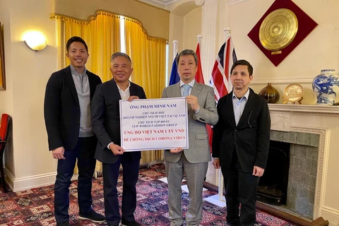 Doanh nhân Phạm Minh Nam (người thứ hai từ trái sang) trao tặng ủng hộ 1 tỷ đồng cho chiến dịch phòng chống dịch bệnh COVID-19 tại Việt Nam. (Ảnh: Diễm Quỳnh-Tuấn Anh/Vietnam+)