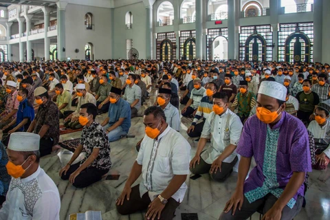 Người dân Indonesia đeo khẩu trang phòng dịch COVID-19 khi tham dự lễ cầu nguyện Ngày Thứ Sáu tại nhà thờ ở Surakarta, Đông Java, ngày 20/3 vừa qua. (Ảnh: AFP/TTXVN)