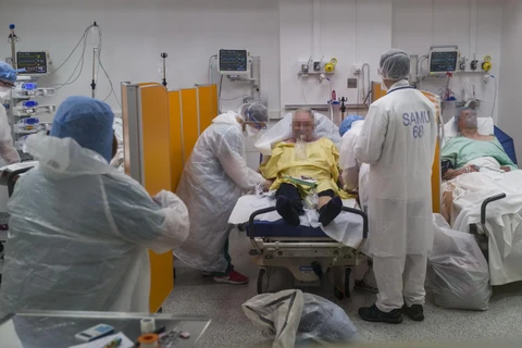 Nhân viên y tế chăm sóc bệnh nhân nhiễm COVID-19 tại bệnh viện Louis Pasteur ở Colmar, Pháp ngày 26/3 vừa qua. (Ảnh: AFP/TTXVN)