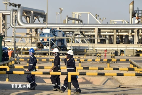 Công nhân làm việc tại nhà máy lọc dầu Abqaiq của Aramco, Saudi Arabia, ngày 20/9/2019. (Ảnh: AFP/TTXVN)