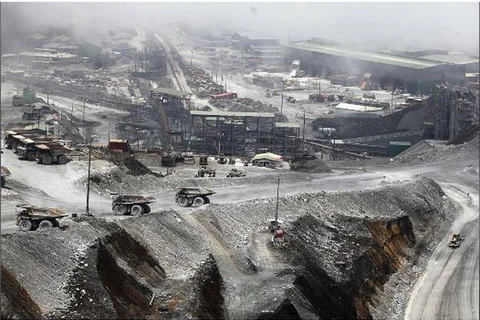Xe tải đang đậu tại mỏ lộ thiên của tổ hợp mỏ vàng và đồng Grasberg của PT Freeport . (Nguồn: Reuters)