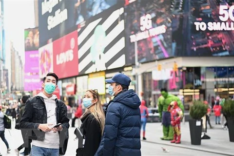 Người dân đeo khẩu trang nhằm ngăn chặn sự lây lan của dịch COVID-19 tại New York, Mỹ ngày 14/3 vừa qua. (Nguồn: AFP/TTXVN)