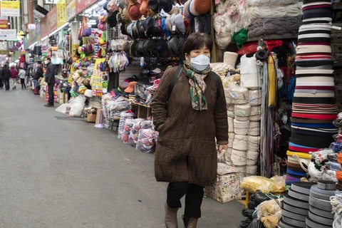 Người dân mua sắm tại một khu chợ ở Daegu, Hàn Quốc ngày 16/3 vừa qua. (Ảnh: THX/TTXVN)
