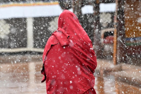 Tuyết rơi dày đặc tại Lhasa, Tây Tạng, Trung Quốc, ngày 21/3 vừa qua. (Ảnh: THX/TTXVN)
