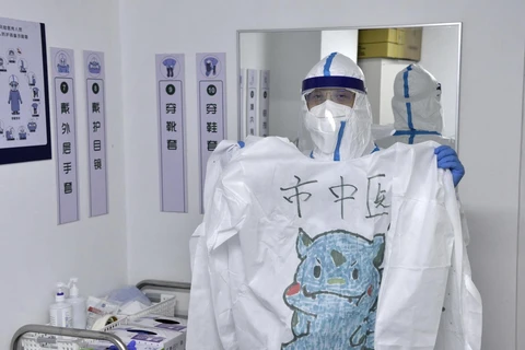 Nhân viên y tế trong trang phục bảo hộ tại bệnh viện ở Bắc Kinh, Trung Quốc, ngày 30/3. (Ảnh: THX/TTXVN)