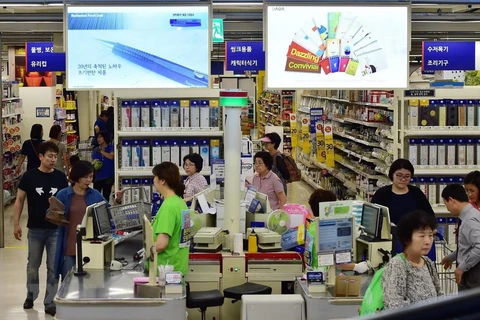 Người dân mua sắm tại một siêu thị ở Seoul, Hàn Quốc. (Ảnh: AFP/TTXVN)