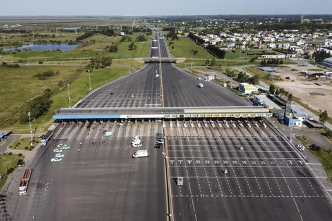 Cảnh vắng vẻ trên đường cao tốc Buenos Aires - La Plata tại Argentina ngày 24/3 vừa qua, trong bối cảnh dịch COVID-19 lan rộng. (Ảnh: AFP/TTXVN)