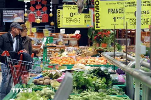 Người dân mua hàng tại chuỗi siêu thị Auchan ở Saint-Sebastien-sur-Loire, miền Tây Pháp. (Ảnh: AFP/TTXVN)