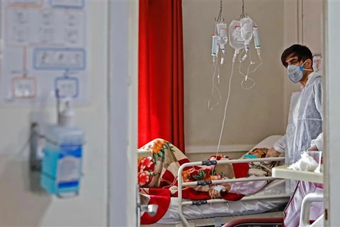 Bác sỹ Iran điều trị cho bệnh nhân bị nhiễm virus COVID-19 tại một bệnh viện ở Tehran. (Nguồn: presstv)