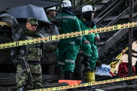 Tìm kiếm các thợ mỏ trong một vụ nổ mỏ than ở Colombia. (Nguồn: AFP) 