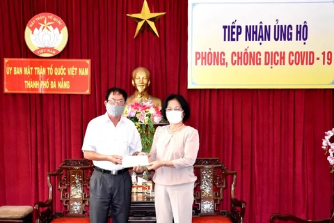 Trao tiền ủng hộ phòng chống dịch COVID-19 cho Mặt trận Tổ quốc Việt Nam thành phố Đà Nẵng. (Ảnh: TTXVN phát)