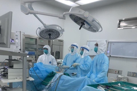 Những bác sỹ, nhân viên y tế Bệnh viện Bệnh Nhiệt đới Trung ương cơ sở 2 đang ngày đêm nỗ lực điều trị cho các bệnh nhân COVID-19 nặng. (Ảnh: TTXVN phát)
