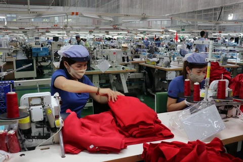 Công ty TNHH New Apparel Far Eastern Việt Nam ở Khu công nghiệp Bắc Đồng Phú vẫn sản xuất bình thường. (Ảnh: Dương Chí Tưởng/TTXVN)