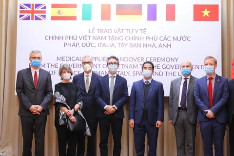 Thứ trưởng Bộ Ngoại giao Tô Anh Dũng với Đại sứ Pháp, Đức, Italy, Tây Ban Nha, Anh tại Việt Nam. (Ảnh: Lâm Khánh/TTXVN)