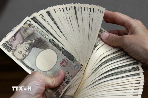 Kiểm đồng yen tại một ngân hàng ở Tokyo, Nhật Bản. (Ảnh: AFP/TTXVN)