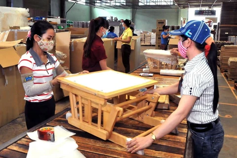 Sản xuất đồ gỗ xuất khẩu tại huyện Đông Anh của Hà Nội. (Ảnh: Đỗ Phương Anh/TTXVN)
