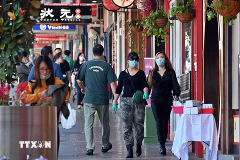Người dân đeo khẩu trang nhằm ngăn chặn sự lây lan của dịch COVID-19 tại Sydney, Australia ngày 14/4 vừa qua. (Ảnh: AFP/TTXVN)