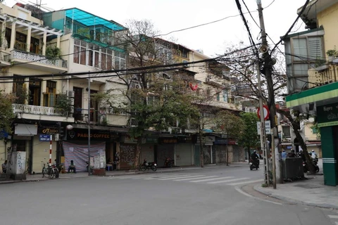 Các cửa hàng kinh doanh trên phố Hàng Gai, quận Hoàn Kiếm đã tạm đóng cửa. (Ảnh: Thanh Tùng/TTXVN)