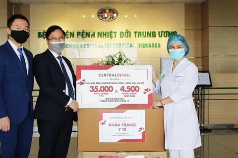 Đại diện Central Retail tại Việt Nam trao tặng 35.000 khẩu trang y tế và 4.500 kính chống giọt bắn cho Bệnh viện Bệnh Nhiệt đới Trung ương cơ sở Đông Anh, thành phố Hà Nội. (Nguồn: Thành Trung/Bnews/TTXVN)