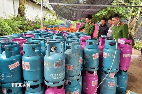 Lực lượng chức năng kiểm tra cơ sở sang chiết gas của ông Nguyễn Văn Hùng tại xã Lam Cốt, Tân Yên, tỉnh Bắc Giang. (Ảnh: TTXVN phát)