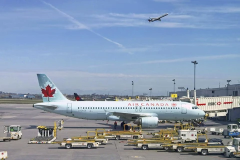  Máy bay của Hãng hàng không Air Canada tại sân bay Trudeau, gần Montreal. (Ảnh: AFP/TTXVN)