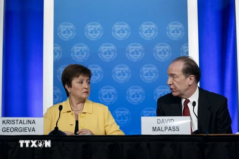 Tổng Giám đốc IMF Kristalina Georgieva (trái) và Chủ tịch WB David Malpas. (Ảnh: THX/TTXVN)