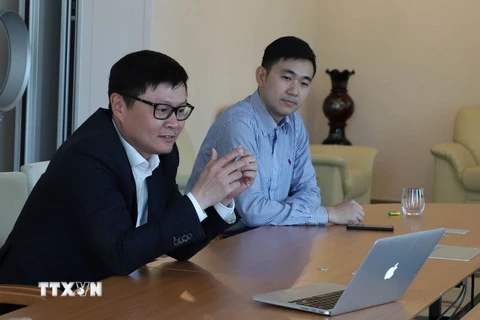 Tham tán Công sứ Đại sứ quán Việt Nam tại Đức, ông Đặng Chung Thủy (bên trái) phát biểu tại hội thảo trực tuyến. (Ảnh: Mạnh Hùng/TTXVN)
