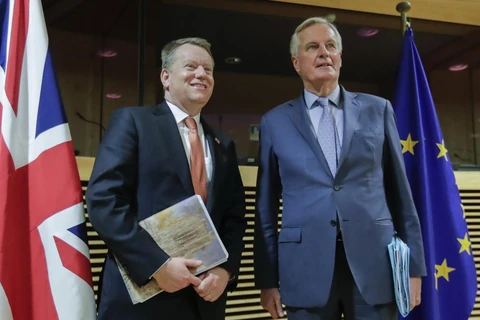 Trưởng đoàn đàm phán Brexit của EU Michel Barnier (phải) và Bộ trưởng phụ trách Brexit của Anh David Frost tại vòng đàm phán đầu tiên về quan hệ giữa hai bên hậu Brexit, ở Brussels, Bỉ ngày 2/3 vừa qua. (Ảnh: AFP/TTXVN)