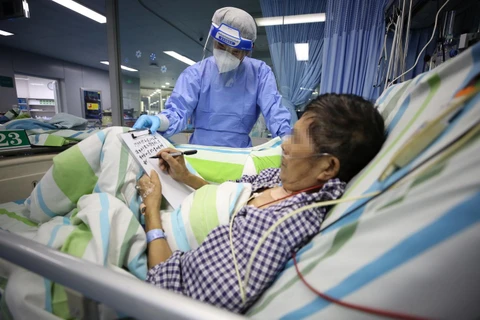 Bệnh nhân nhiễm COVID-19 được điều trị và hồi phục tại bệnh viện ở Vũ Hán, tỉnh Hồ Bắc, Trung Quốc ngày 20/4 vừa qua. (Ảnh: THX/TTXVN)