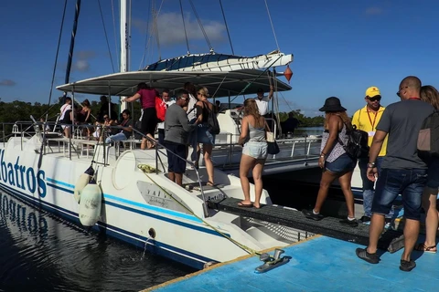 Khách du lịch tham quan tỉnh Holguin, Cuba. (Ảnh: AFP/TTXVN)