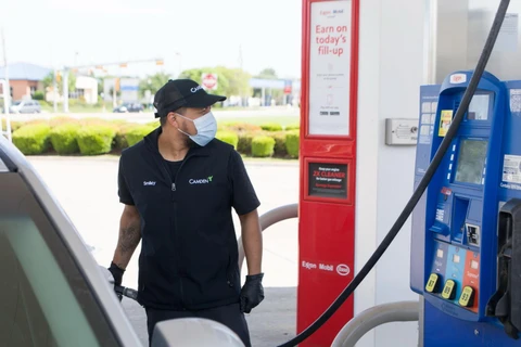Nhân viên bơm xăng cho phương tiện tại một trạm xăng ở Plano, bang Texas, Mỹ ngày 20/4 vừa qua. (Ảnh: THX/TTXVN)