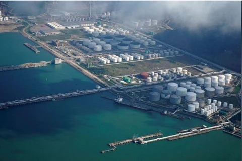 Một kho dầu tại cảng ở Chu Hải của Trung Quốc. (Nguồn: Reuters)