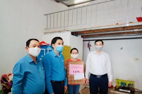 Tổ chức Công đoàn Hà Nội tặng quà cho công nhân lao động gặp khó khăn do ảnh hưởng của dịch COVID-19. (Ảnh: Minh Nghĩa/TTXVN)